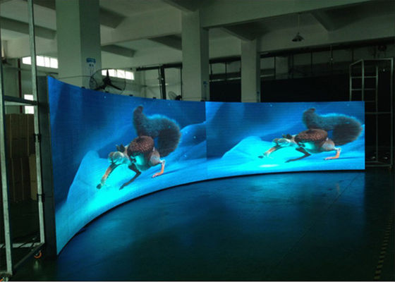 P5 de haute résolution a courbé l'écran de LED SMD polychrome 3 dans 1 pour étrange/concert